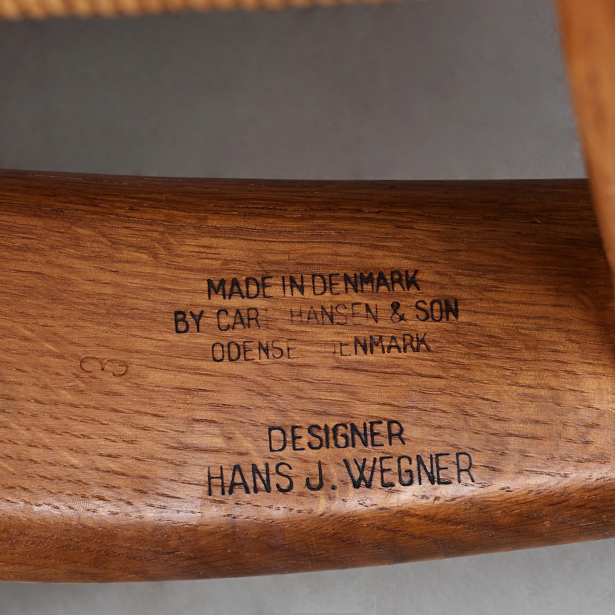 Hans J. Wegner, fåtöljer, ett par CH-22, Carl Hansen & Son, Danmark 1900-talets mitt.