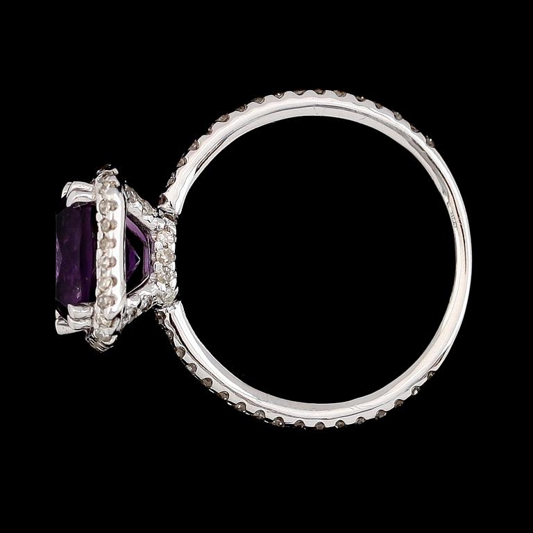 RING, 14K vitguld, ametist samt diamanter tot ca 0.50 ct.