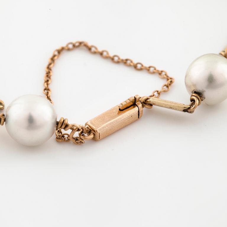 A cultured pearl bracelet.