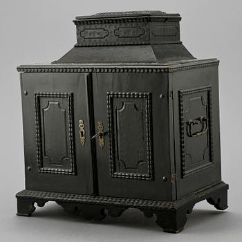 KABINETTSKÅP, barock, 1700-talets första hälft.