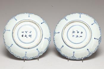 TALLRIKAR, ett par. Porslin. Ming-stil, 1800-tal.