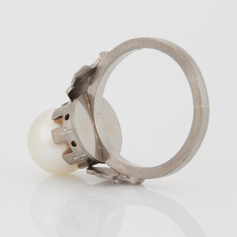 Wiwen Nilsson, ring, 18K vitguld med pärla, Lund 1958.