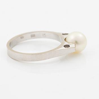 Ring 18K vitguld med odlad pärla och åttkantslipade diamanter.
