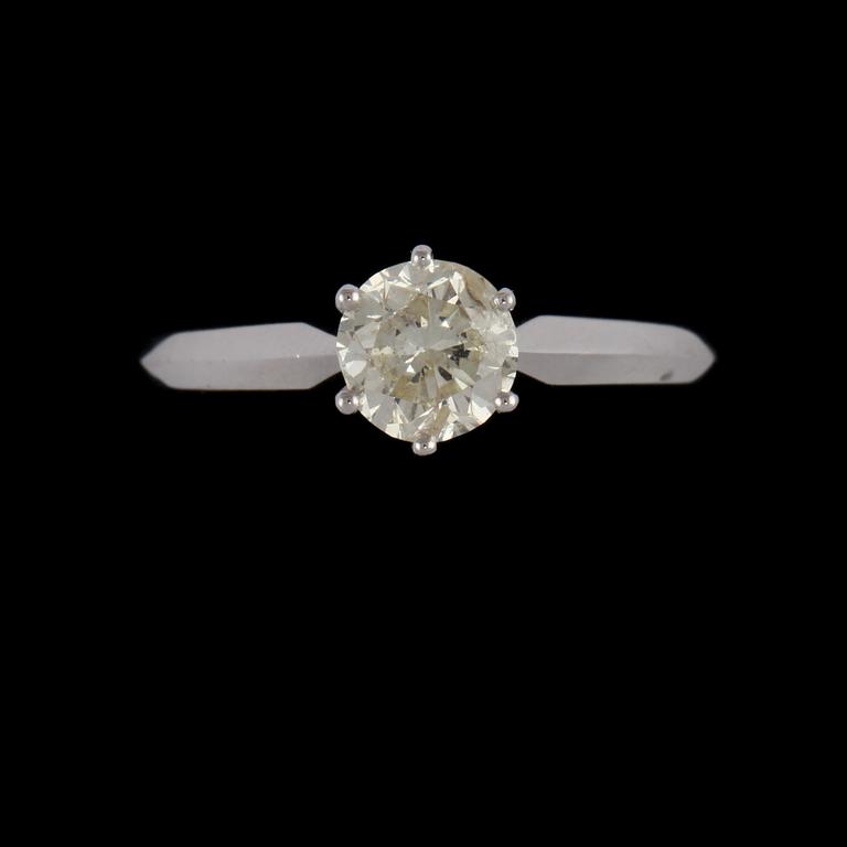RING, 18k vitguld med briljantslipad diamant, 1.02 ct. Vikt 4 g.
