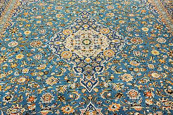A Kashan carpet, signed Isfahanian, a. 407 x 310 cm.
