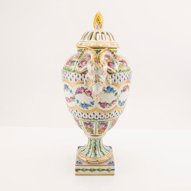 Potpourri urn Dresden, porcelain from the second half of the 20th century.
