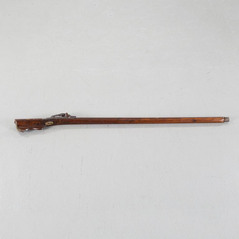 A snaplock rifle, 17th century.