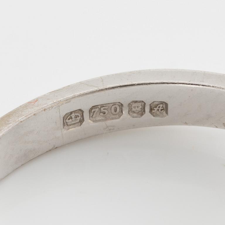 Ring 18K vitguld med vita stenar.