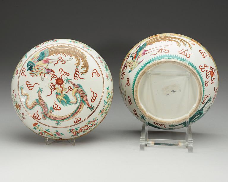 A large enamelled box with cover, late Qing dynasty/early 20th Century.