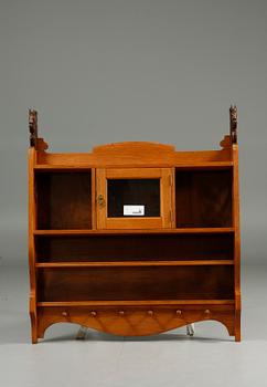 VÄGGHYLLA, jugend. 1900-talets första hälft.