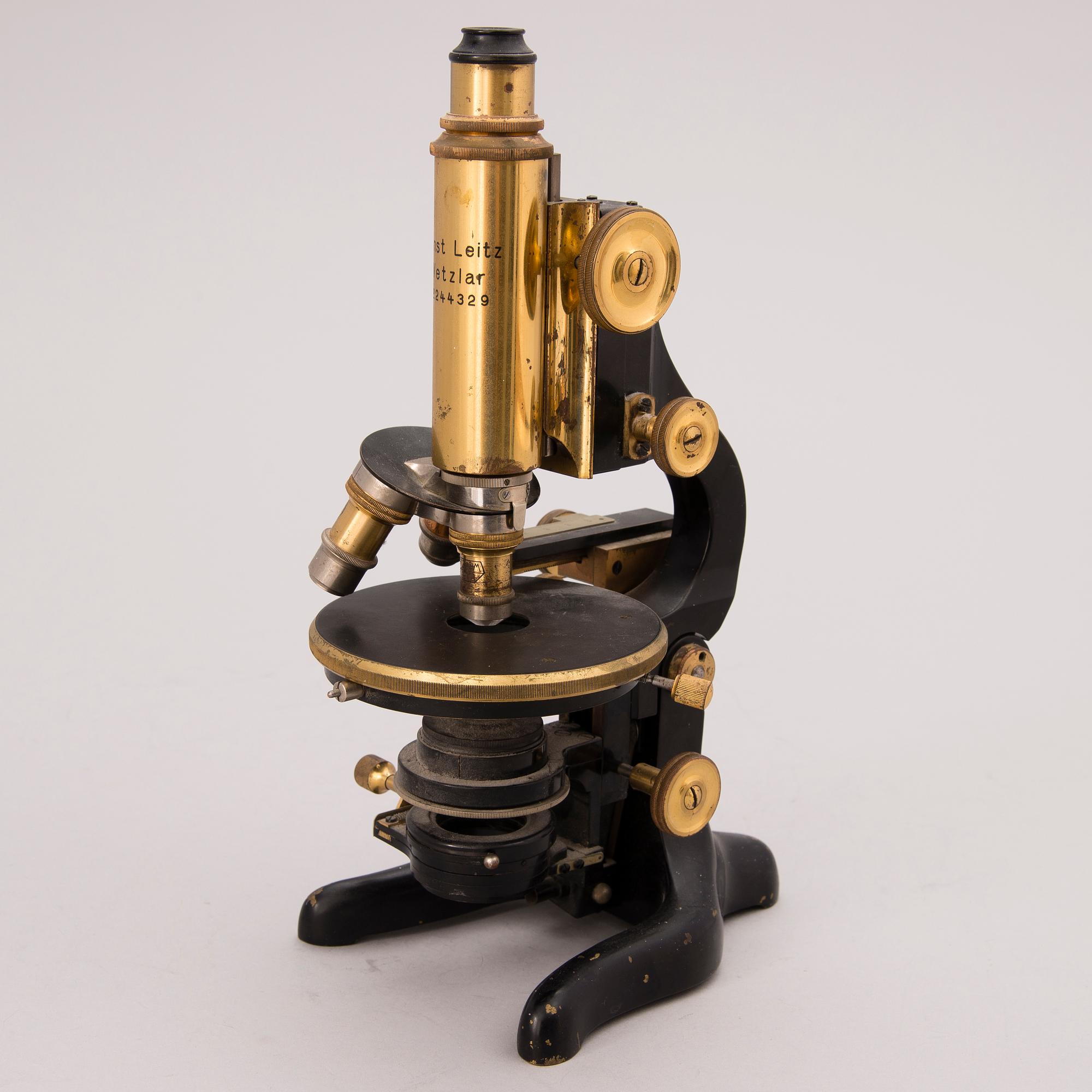 An Ernst Leitz Wetzlar mid-1920s microscope. Marked 'No 244329