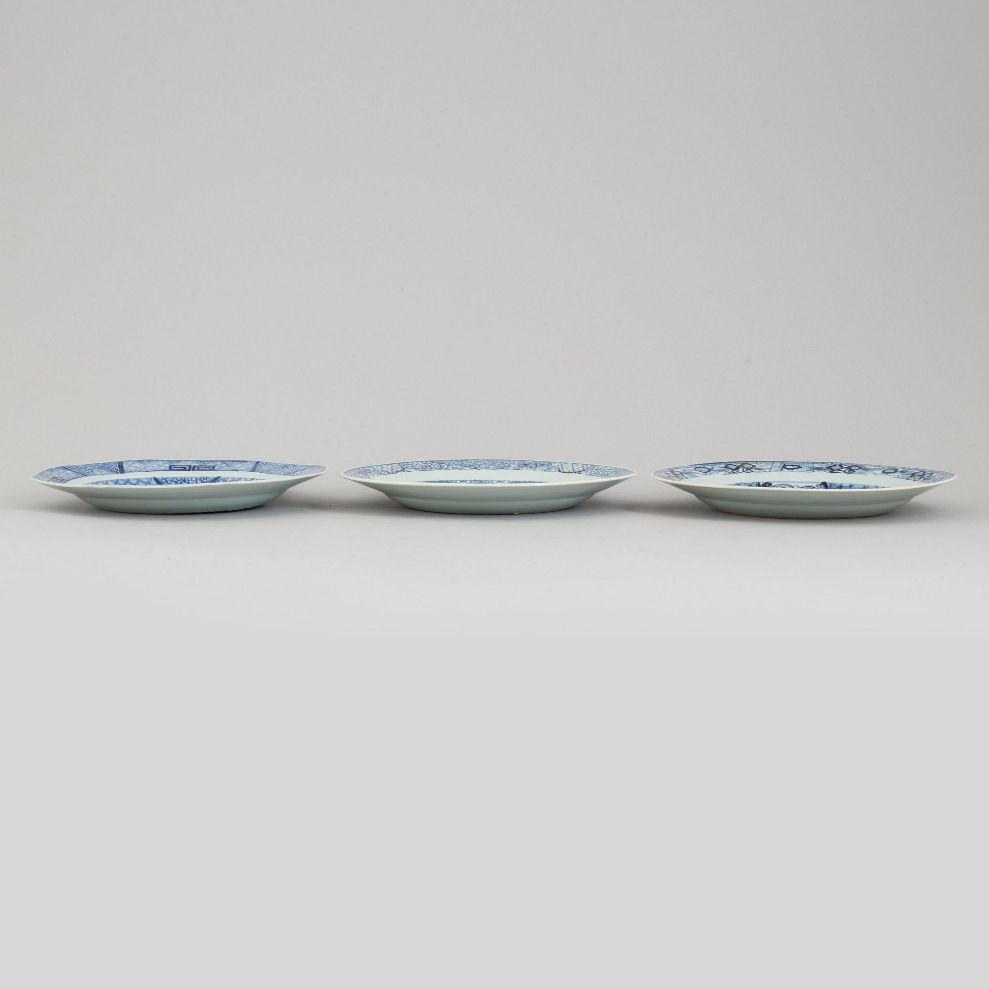 TALLRIKAR, tre stycken, samt SOPPTALLRIKAR, tre st, kompaniporslin. Qingdynastin, Qianlong (1736-95) samt en 1800-tal.