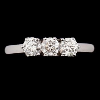 RING, 18 k vitguld, 3 briljantslipade diamanter tot 0.96 ct. Vikt ca 3,8 g.