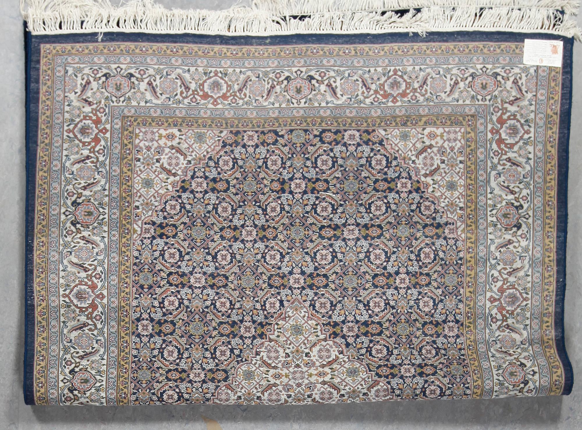 MATTA, möjligen Bidjar, ca 267x286 cm.