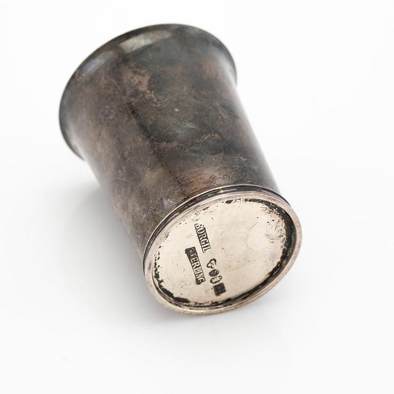 Borgila, bägare, sterlingsilver, 1943, samt kanna, glas och silver, W.N.G.N, London, 1894.