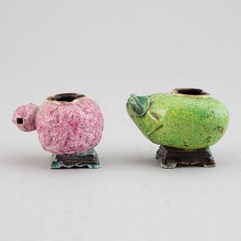 PENSELBAD, två stycken, porslin. Qingdynastin, 1800-tal.