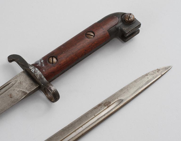BAJONETTER, 2 st, för flottan, Sverige, modell 1915.
