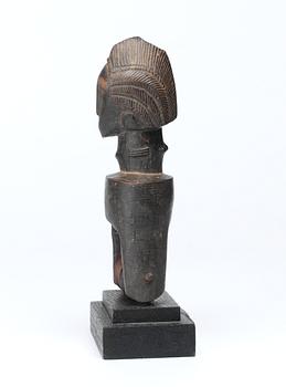 "HEDDLE PULLY" för vävning. Trä. Baoule-stammen. Côte d'Ivoire (Elfenbenskusten) omkring 1920-30. Höjd 16,5 cm.