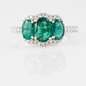 RING, 18K vitguld med briljantslipade diamanter ca 0.25 ct samt 3 ovalslipade smaragder ca 1.50 ct. Vikt 3,1 gram.