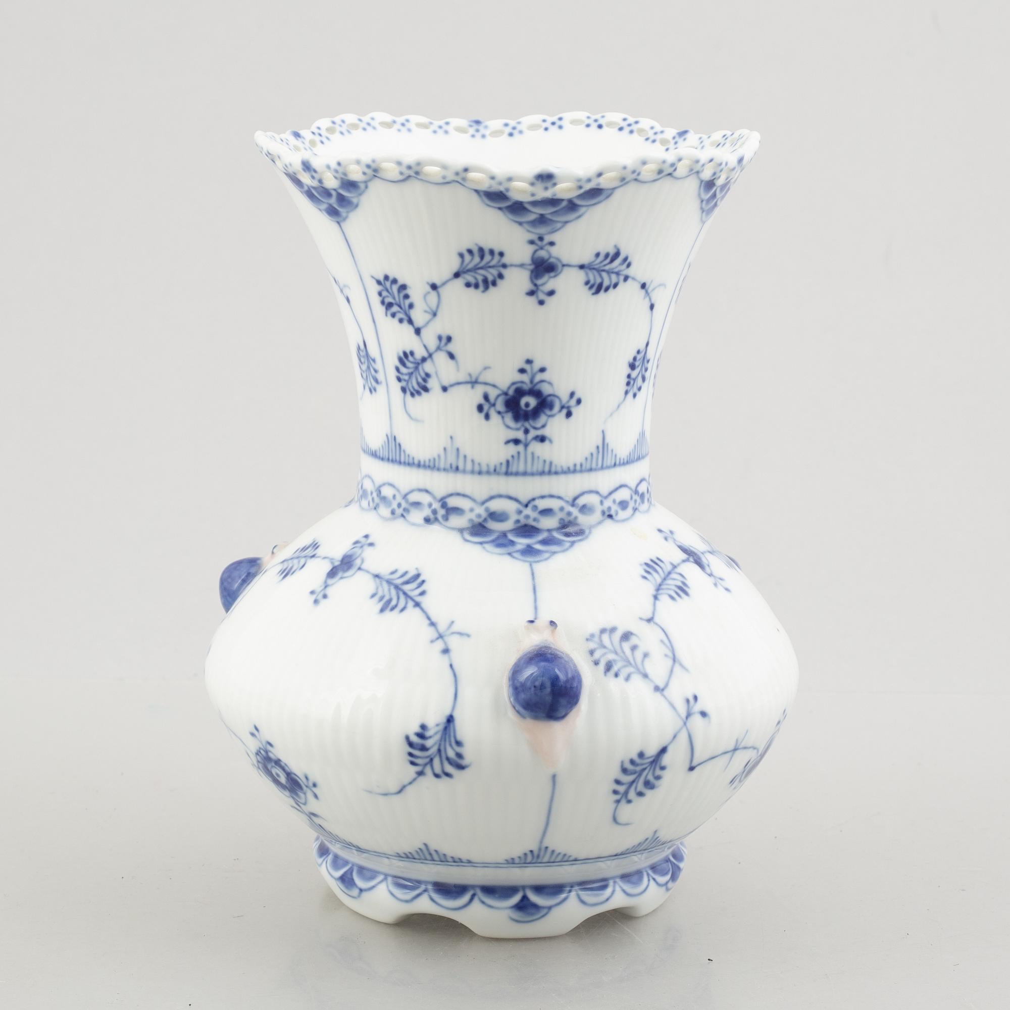 Vas, porslin, Royal Copenhagen, "Musselmalet helblond", modell 1197, 1941.
