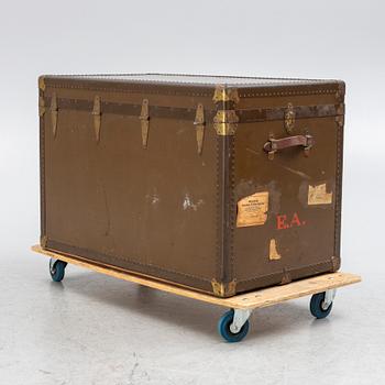 A suitcase, The Oshkosh Trunk, Company, Wisconsin, USA, early 20th Century.