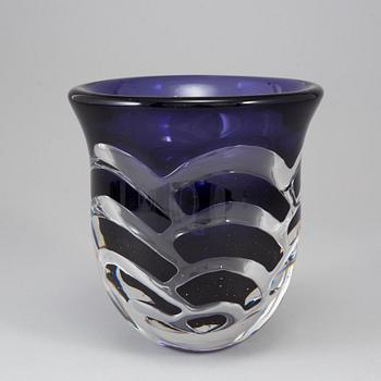 LARS HELLSTEN, an "ariel" glass vase, Orrefors 1986.