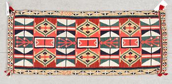 ÅKDYNA (agedyna). Rölakan. Ca 49 x 120 cm. Skåne, 1800-talets början.