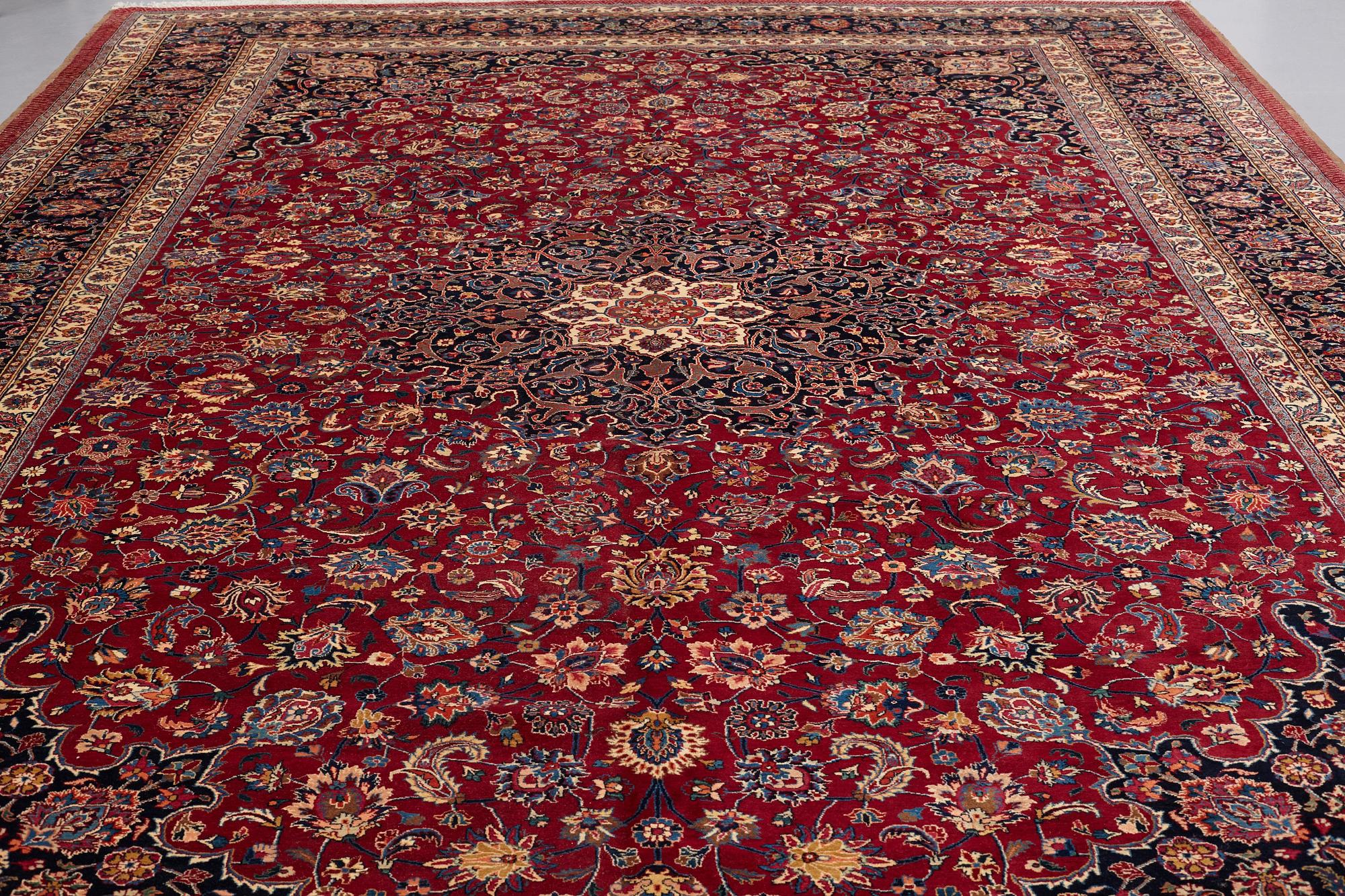 MATTA, semiantik Meshed, signerad Saber, ca 512,5 x 343,5-345 cm (inklusive sidorna med 1,5-3 cm slätväv).