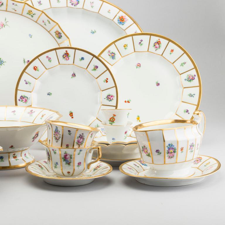 A 83 PIECES "HENRIETTE" DINNER SERVICE IN POCELAIN BY ROYAL COPENHAGEN, Denmark.