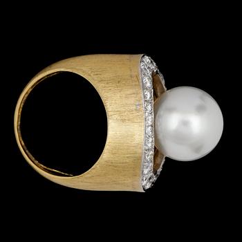 A cultured South sea pearl, 12,4 mm, and brilliant cut diamond ring, tot. 1.50 cts.