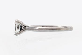 Ring platina med en smaragdslipad diamant 0,73 ct TW (G)/VS2, värderingsintyg Kaplans Stockholm 2020.