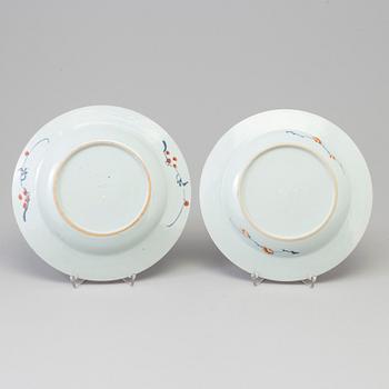 TALLRIKAR, två stycken, porslin. Qingdynastin, Kangxi (1662-1722).
