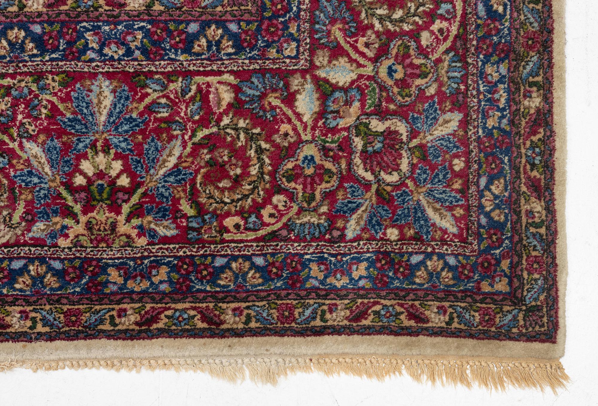 A Kerman carpet, approx. 420 x 300 cm.