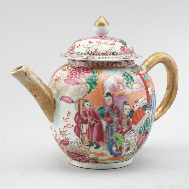 A CHINESE PORCELAIN TEAPOT, 18th century.