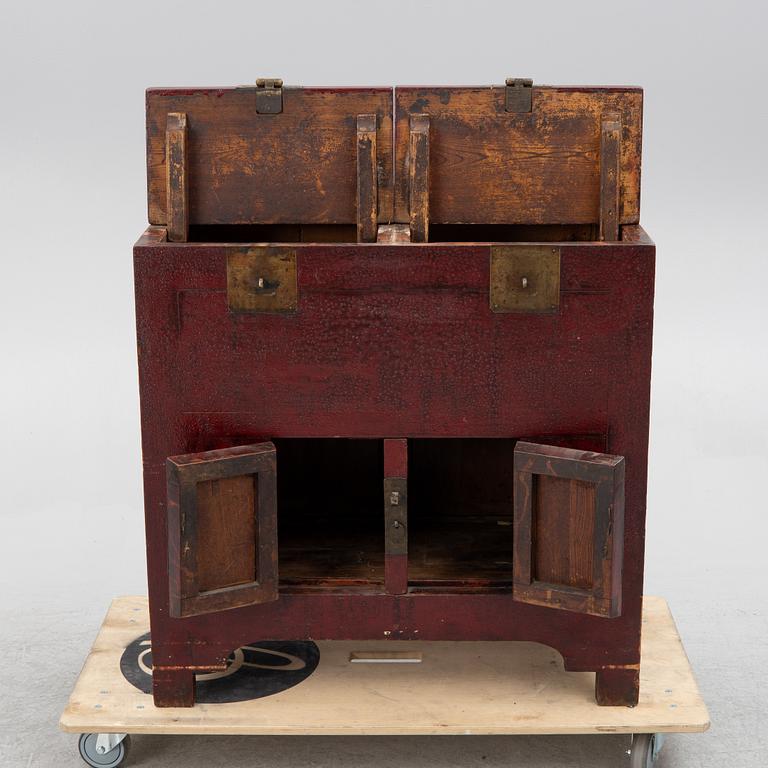A dresser/cabinet, China, 20th century.