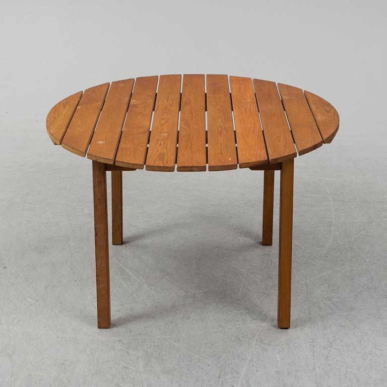 A Carl Malmsten "Bergshamra" garden table and four chairs, first half of the 20th century.