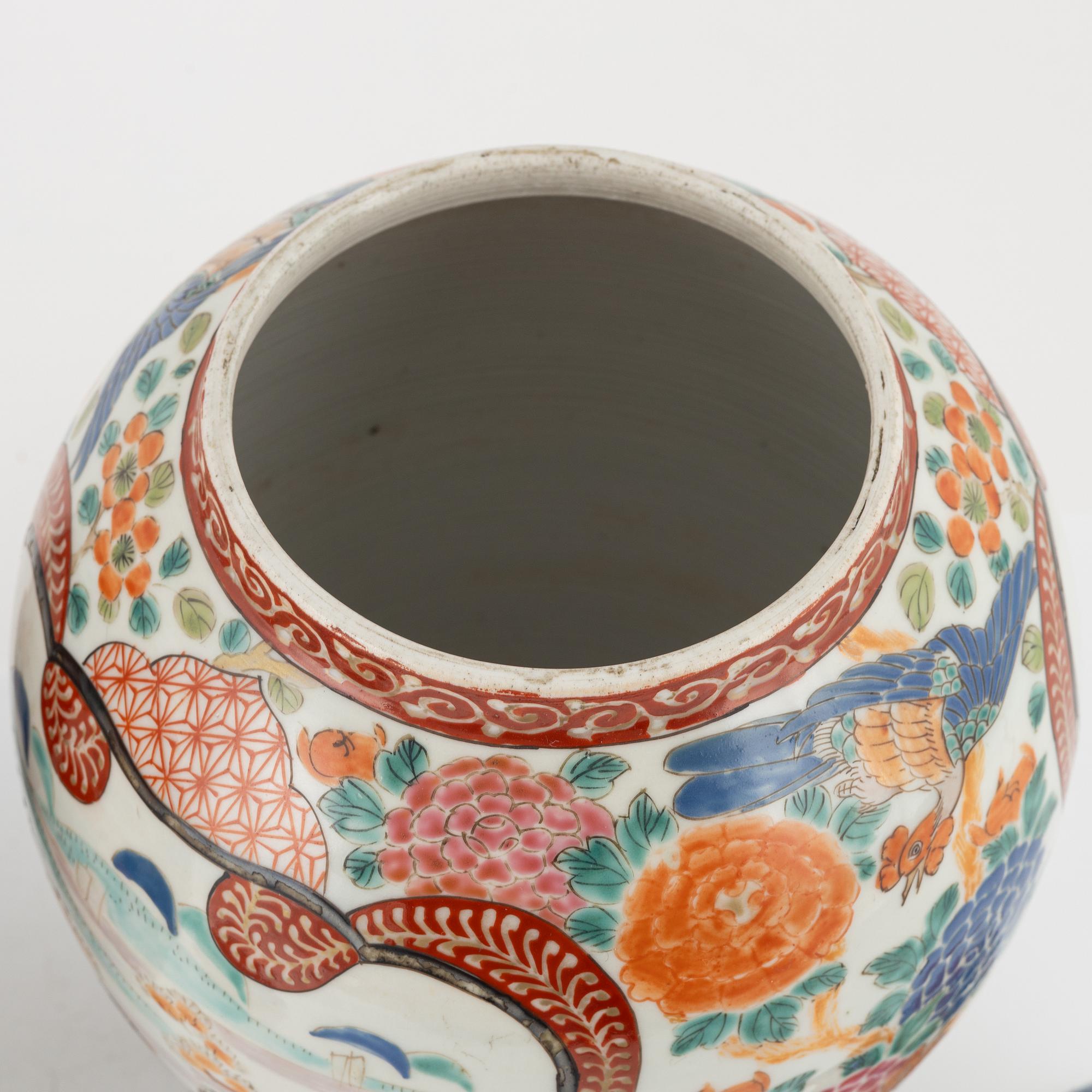 A pair of lidded porcelain urns, Japan, early 20th century.
