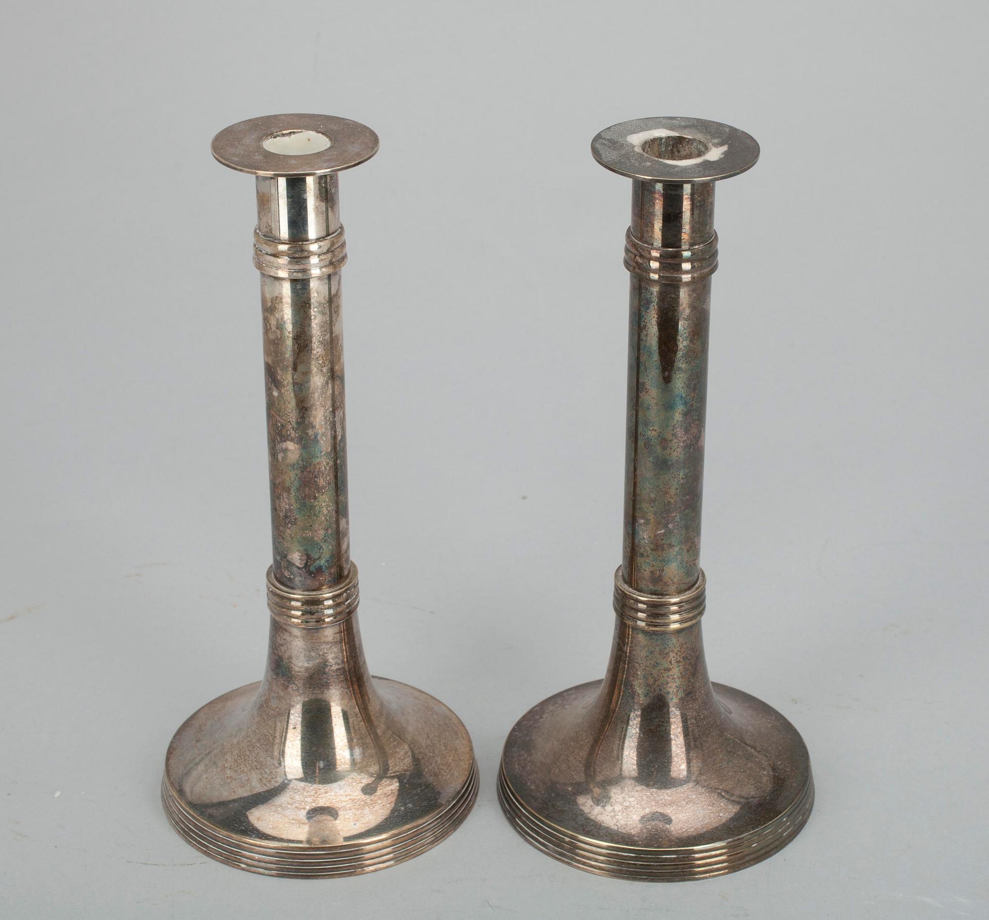 LJUSSTAKAR, ett par, nysilver, 1900-talets slut.