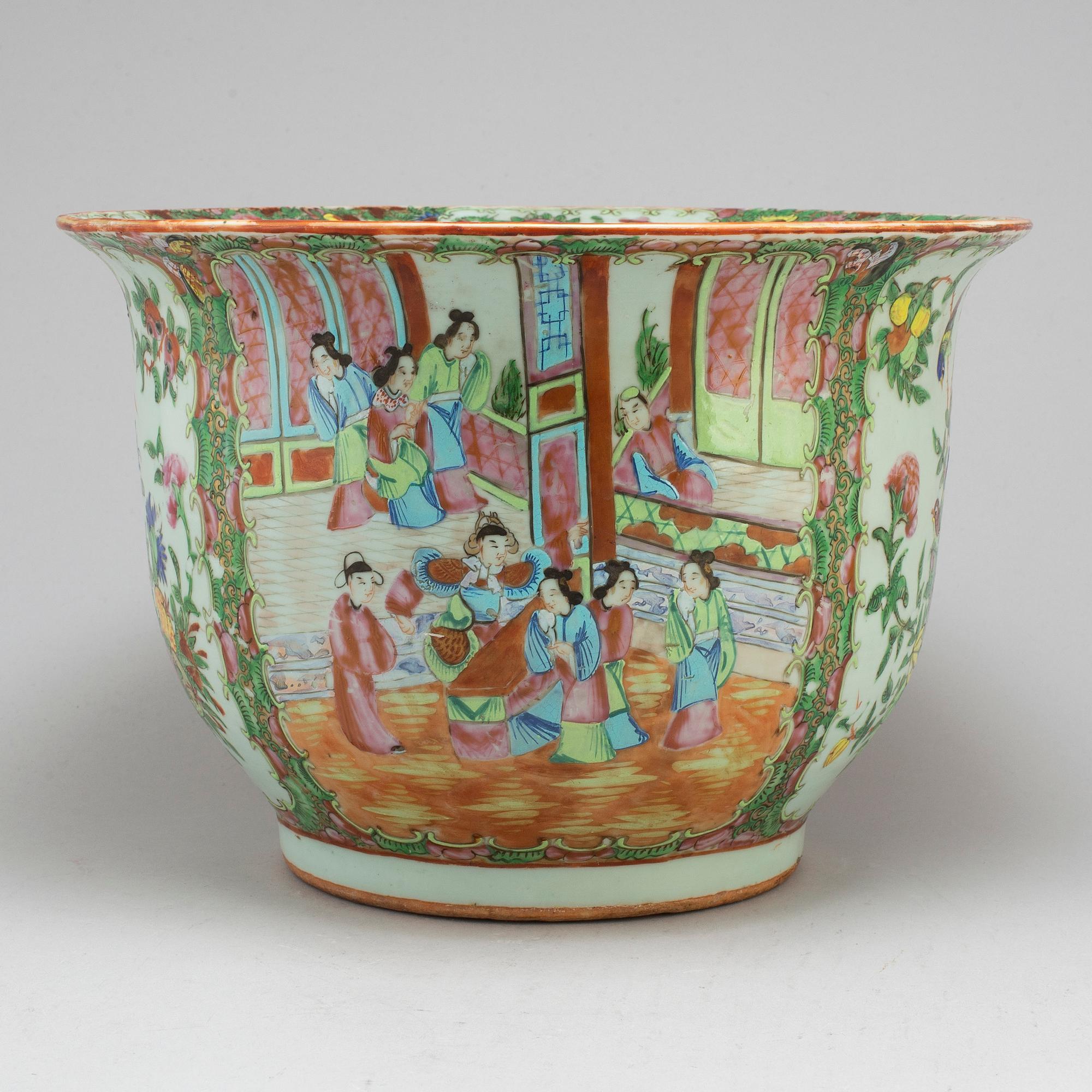 A large famille rose Canton pot, Qing dynasty, late 19th century.