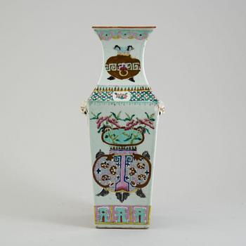 A famille rose porcelain vase, Qing dynasty, late 19th century.