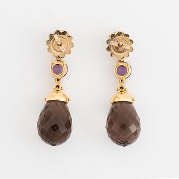 Ett par örhängen 18K guld med briolettslipade rökkvartsdroppar, peridot och ametist.