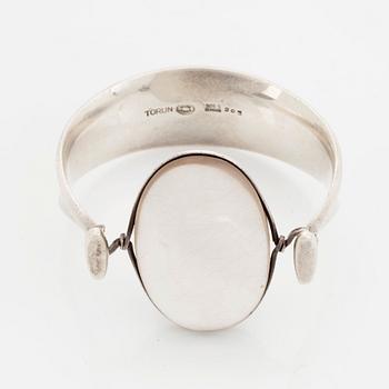 Vivianna Torun Bülow-Hübe, armring, Georg Jensen Köpenhamn, 1945-77, sterling silver med rutilkvarts, designnr 205.