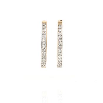 ÖRHÄNGEN, 14K guld med åttkantslipade diamanter tot ca 0,15 ct. Vikt 2,61 gram.