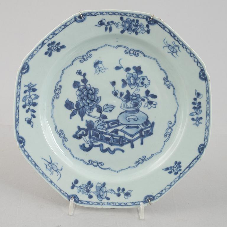 A group of five Chinese export porcelain plates, Qingdynasty, Qianlong (1736-95).