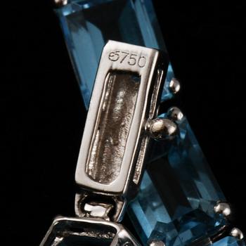 ARMBAND, 18k vitguld med 21 bagettslipade topaser. Vikt 12 g.