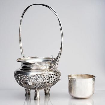 Korg, silver. Japan, tidigt 1900-tal.