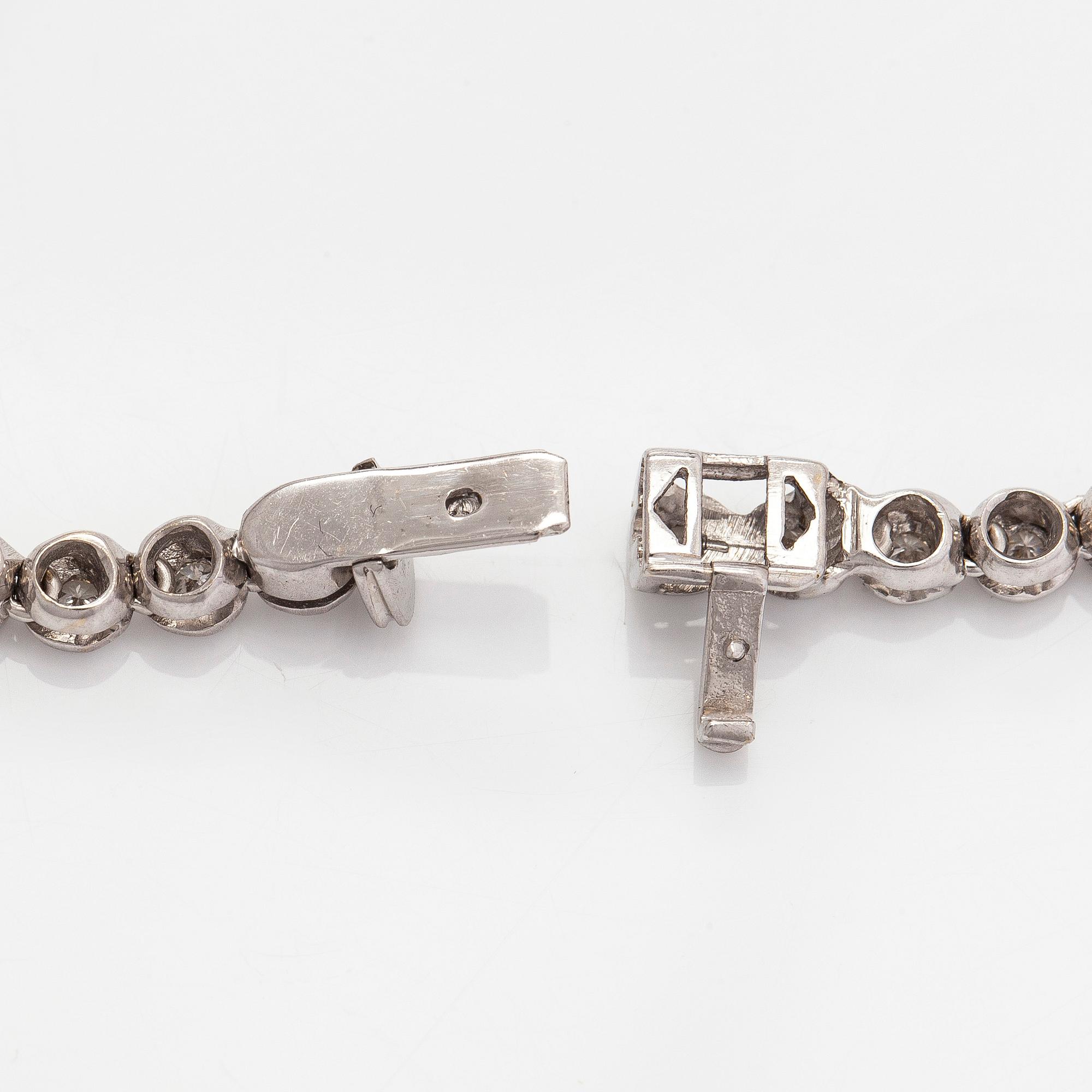 Collier, rivieré i 18K vitguld med runda briljantslipade diamanter.