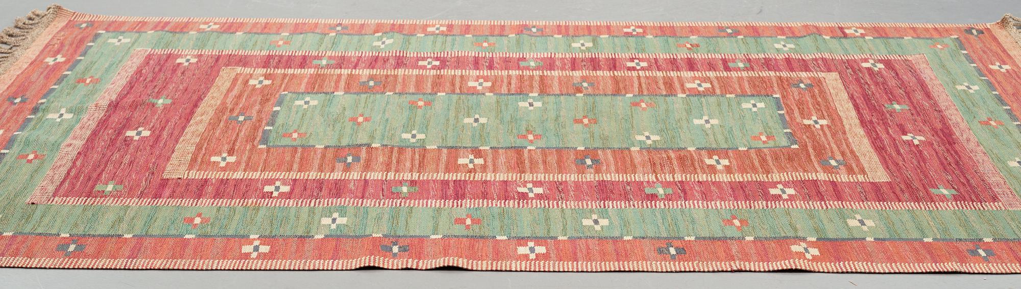 Märta Måås-Fjetterström, Matta, "Röda Bårdmattan", med grönt, rölakan, ca 292-293 x 194-200,5 cm, signerad AB MMF.