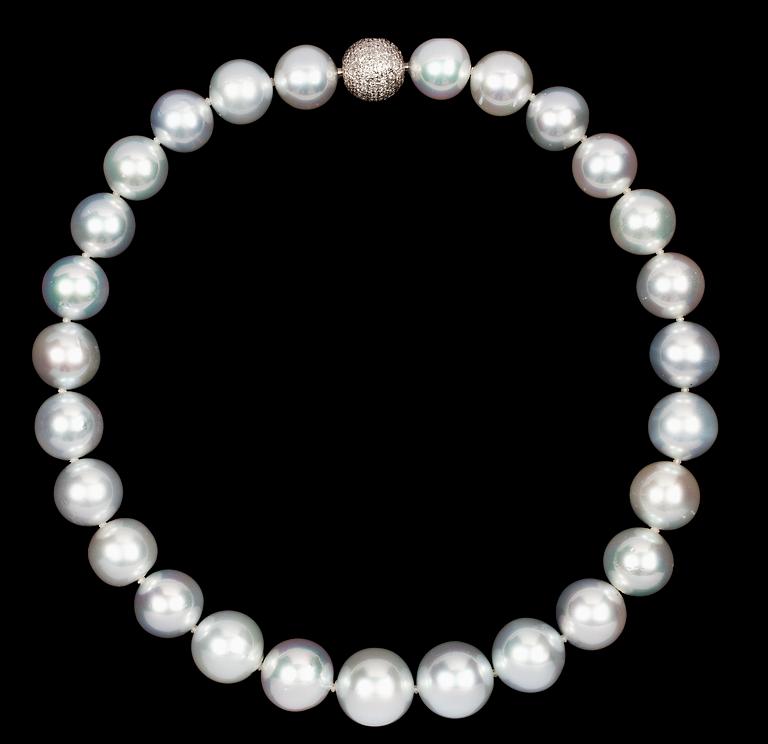 COLLIER, odlade South sea pärlor, 16,8-13,4 mm, med kullås med briljantslipade diamanter.