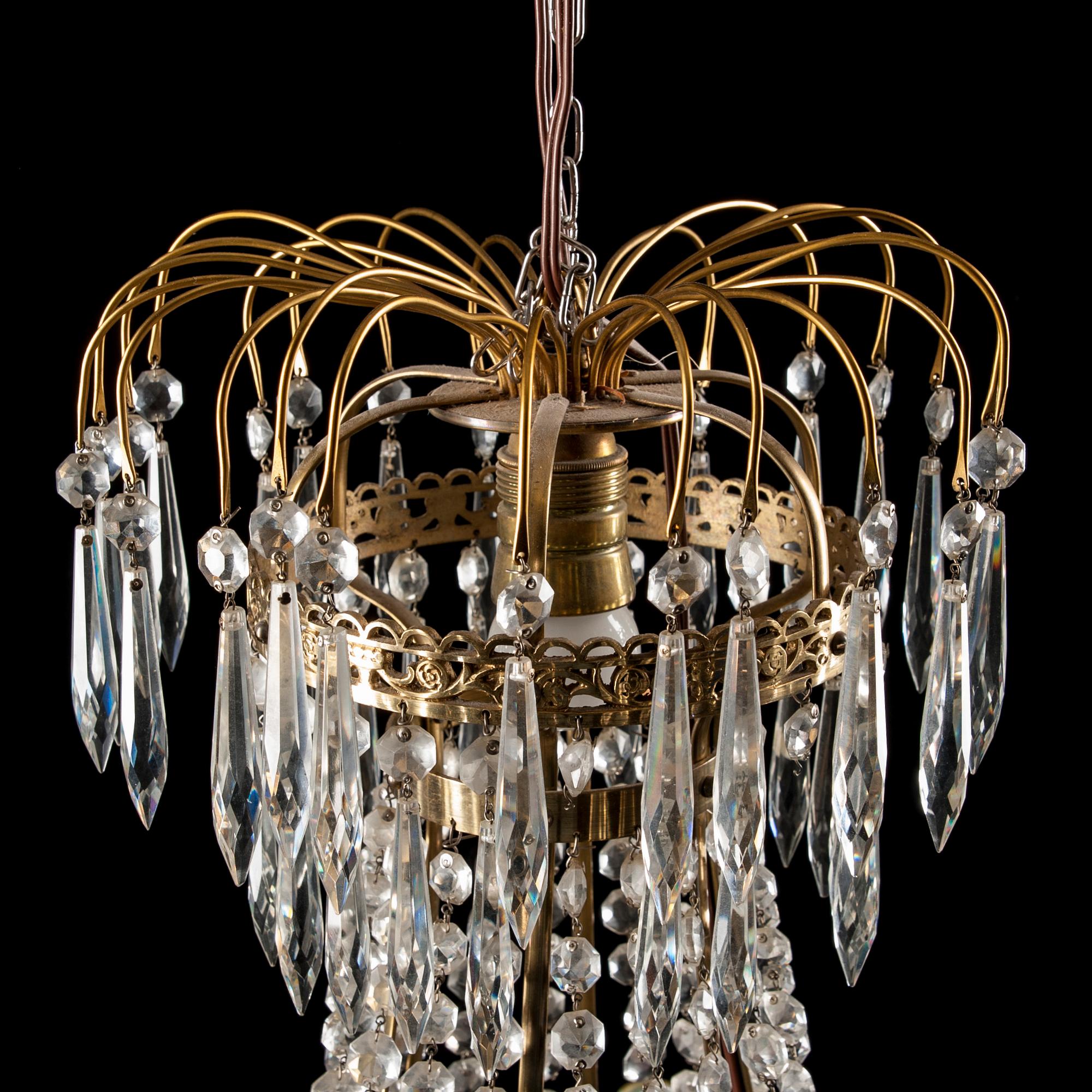 KRISTALLKRONA, empirstil, 1900-talets mitt. Höjd inkl. ked 95 cm.